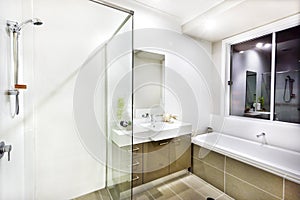 Modern bathroom with a faucet, water tub and floor tiles