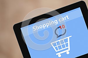 Prázdný osobní počítač obrazovka zobrazené na obrazovka nakupování byt připojen do internetové sítě nakupování a počítač 