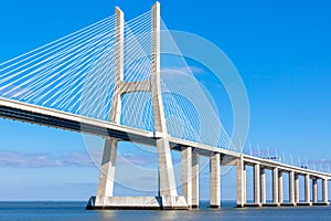 Most bílý proti jasný modrý 