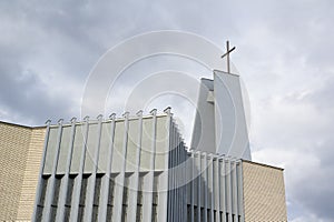 Moderní katolický křesťanský kostel s hranatým minimalistickým a futuristickým designem