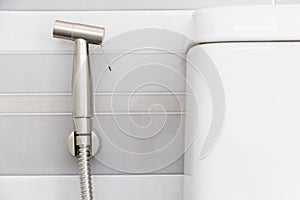 Spray cleaning flush toilet