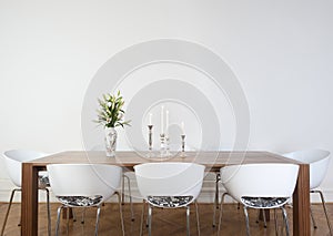 Moderné ldining miestnosti s bielym stoličky a bielu stenu.