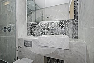 Modern en-suite bathroom