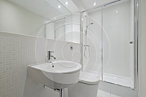 Modern en-suite bathroom photo