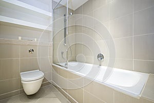 Modern en-suite bathroom photo