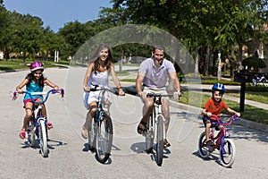 Familia padres a montando una bici 