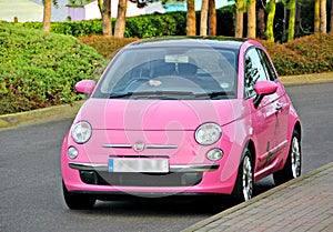 Divertido rosa pequeno auto 