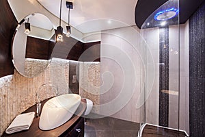 Modern and functional bathroom