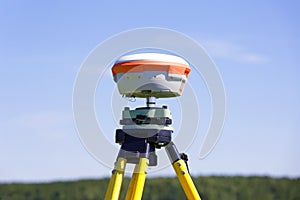 Modern geodetic receiver operates autonomously in the field
