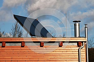 Dom slnečné panely na strecha voda vykurovanie 