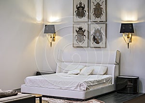   bianco camera da letto due volte un letto immagini un lampade sul le mura. bellissimo progetto da camera da letto 