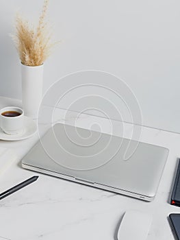 Modern lap top template mock up on white and clean work desk with blank screen Workspace desk, laptop, coffee cup and pen. laptop