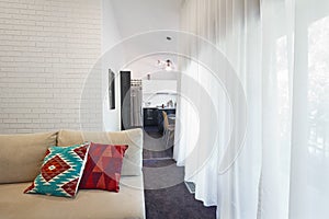 Obývací pokoj pohovka a naprostý záclony horizontální 