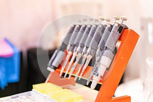 Modern and many kind of liquid or chemical transfer droplet gun single and multi channel adjustment pipette lab equipment for