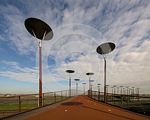 Puente nublado el cielo 