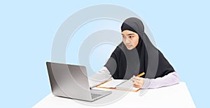 Modern Muslim girls know how to learn technology for education