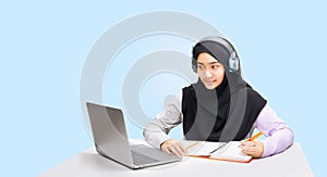 Modern Muslim girls know how to learn technology for education