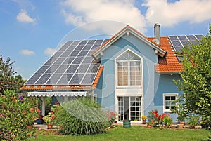 Nuovo costruito casa un giardino tetto soleggiato cellule 