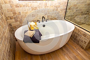 Modern Oval Bathtub With Wooden Bath Tray