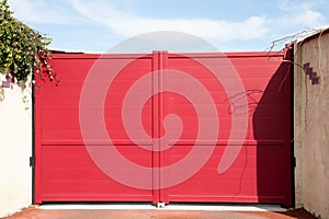 modern red pink gate aluminum portal with blades design of suburban house