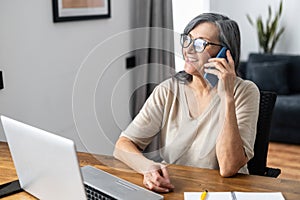 Modern senior woman using a laptop