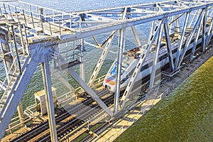 Il treno correre Attraverso ponte Attraverso un fiume 