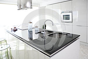 Moderne weiße Küche sauber Innenarchitektur-deco-Architektur.