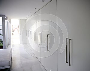 Blanco largo tiempo corredor armario moderno 