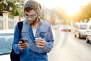 Giovane uomo telefono strade 