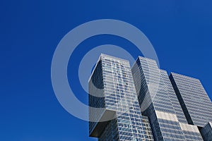 Moderne skyscraper tegen een blauwe sky met witte wolken photo