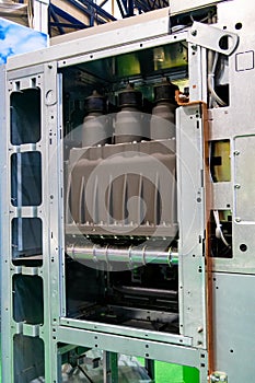 Modular switchgear with vacuum circuit-breaker and shielded solid insulation