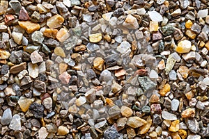 Moist road and plaster grit, loose chippings, crushed stone, surface, from above. Lime- and iron-free quartz sand, used as spreadi