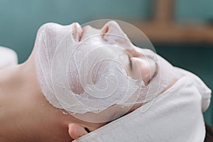 Moisturizing facial mask