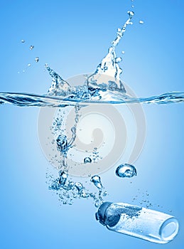 The moisturizing shampoo, cosmetic liquid, tonic, thermal water falls into the blue water with big water splash