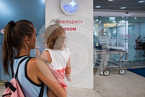 Mom and child come in in the emergency room at the emergency room in Hospital