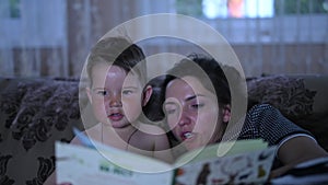 Mom and child read a book about animals. Mom develops a child's horizons