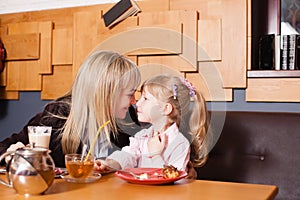 Madre a feliz vida en cafetería 