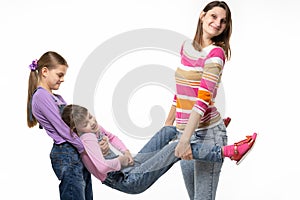 Mom and the eldest daughter took the youngest daughter by the arms and legs