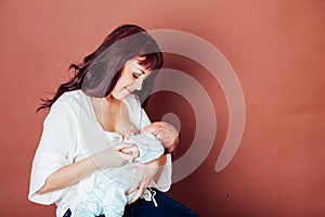 Mom feeding babe the son of breast milk