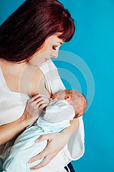 Mom feeding babe the son of breast milk