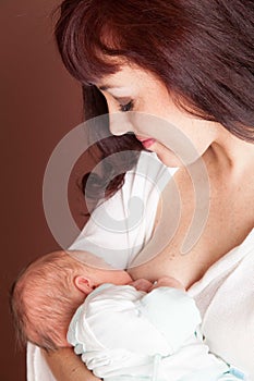 Mom feeding babe the son of breast milk