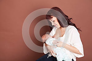 Mom feeding babe the son of breast milk