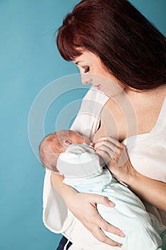 Mom feeding babe the son of breast milk