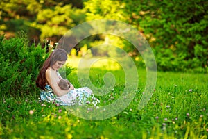Mamička zdroje dieťa dojčenie leto 