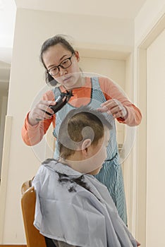 Mom have a haircut for son at home