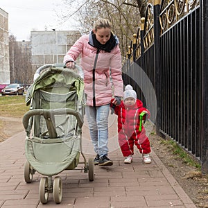 Madre pequeno caminando 