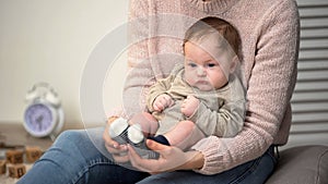 Mom massaging babys feet, method for calming fussy newborn, flatfoot prevention