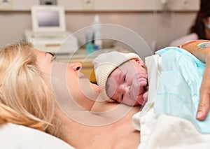 Maminka a novorozeně dítě kůže na kůže po narození v nemocnice 
