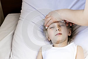 Mom put a cold towel on her forehead. Soothe the pain. Close-up