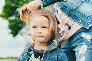 Mom ties up little girl`s hair